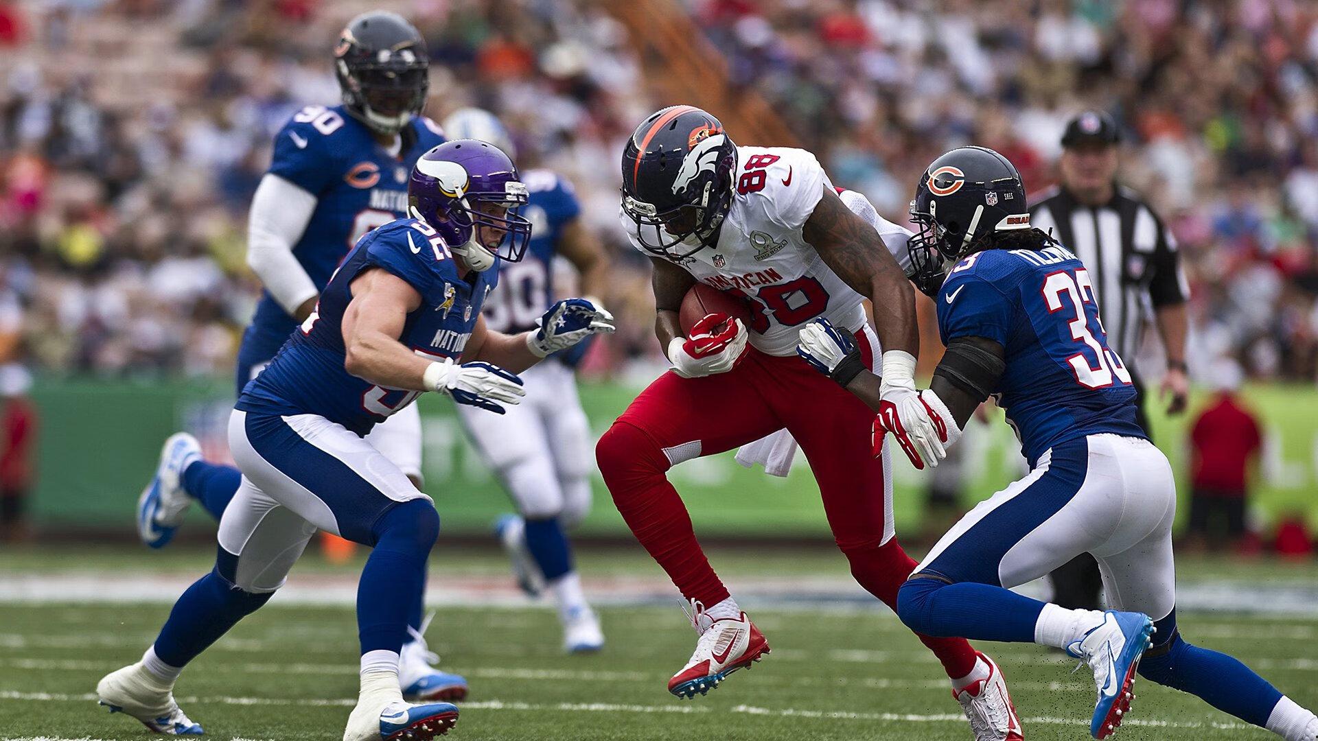 C罗遭皮克犯规后强忍住不笑 球迷调侃，两人说啥了？